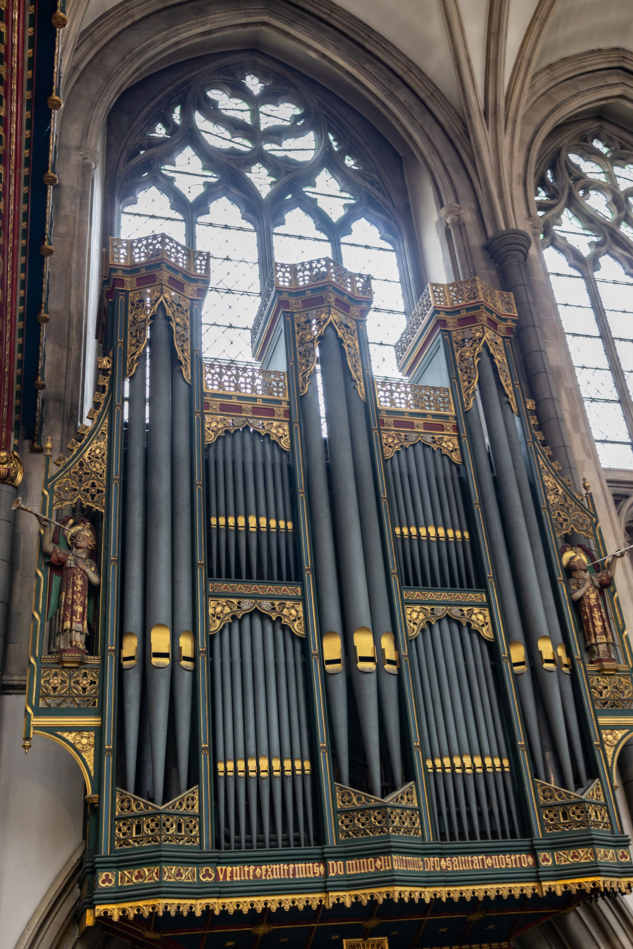 Pipe organ in the gallery of The Annunciation Marble Arch